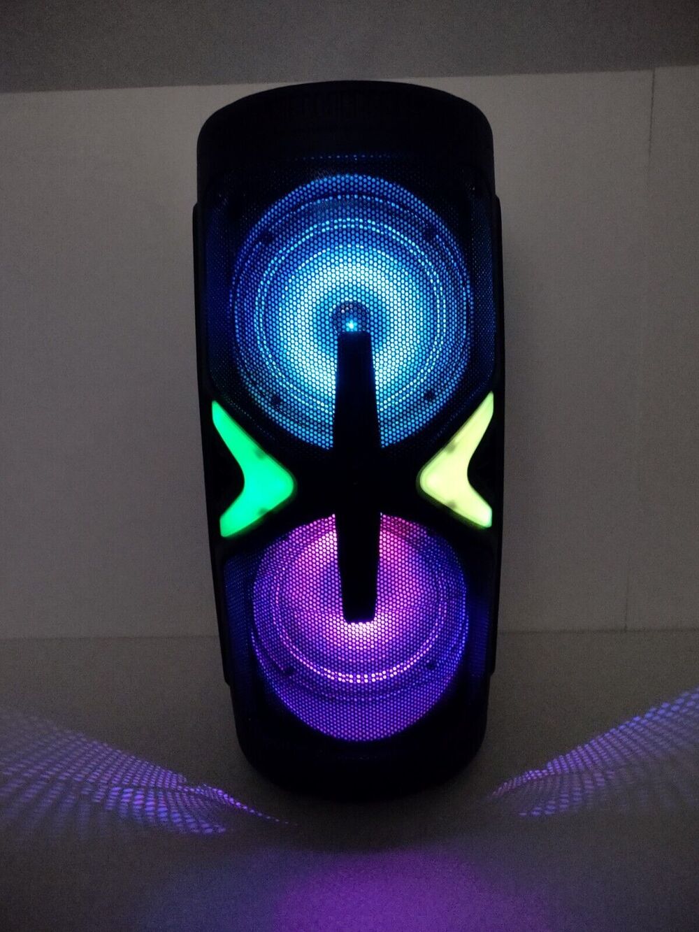 Brookstone Wireless LED Party Speaker BSSK1062 Flashing Lights Portable